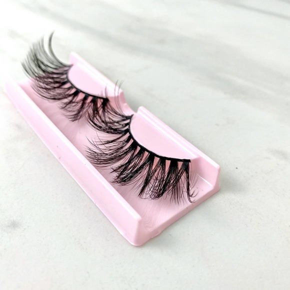 Darlin' Please Glamorous Instagram Worthy Lashes - Picture 3 of 8